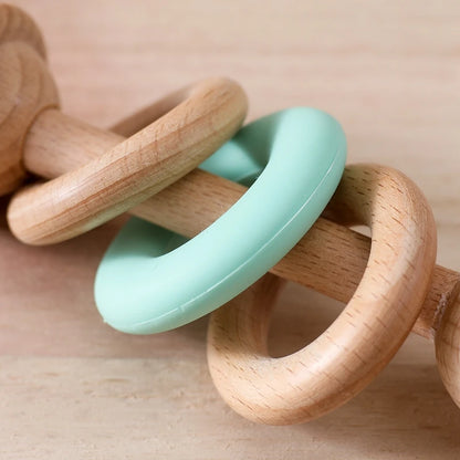 Hochet Sensoriel Premier Âge en Bois et Silicone – Une Douce Symphonie pour les Sens de Bébé