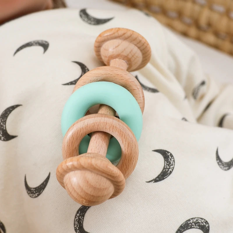 Hochet Sensoriel Premier Âge en Bois et Silicone – Une Douce Symphonie pour les Sens de Bébé